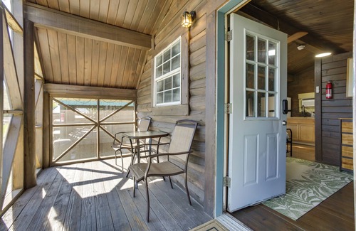 Crown Point Apartamento | Bayou Retreat w/ Screened Porch Near NOLA!