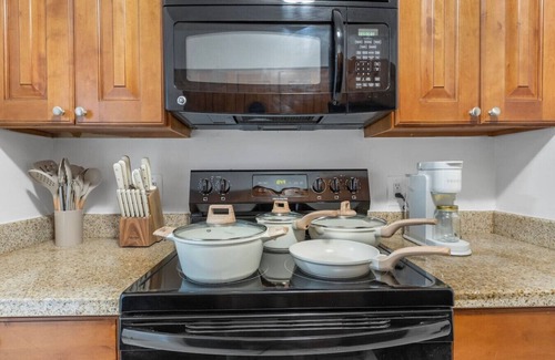 New Suburb Beautiful Apartamento | Bayshore Bliss | Pool, Gym & free Parking Included
