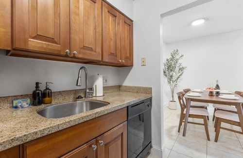 New Suburb Beautiful Apartamento | Bayshore Bliss | Pool, Gym & free Parking Included