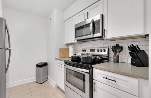 SoHo Apartamento | Bayshore Charm | Pool, Gym & Free Parking & more!