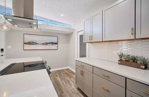 Bayshore Gardens Casa | Bayshore Gardens remodel with hot tub + fire pit + walk to park and marina