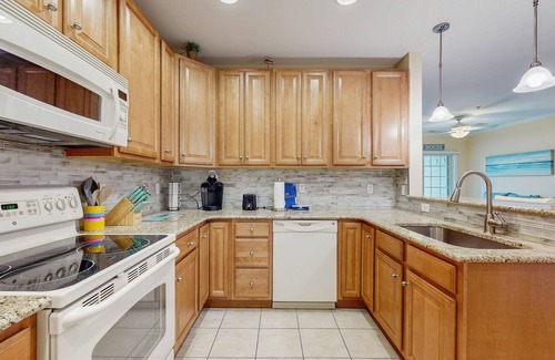 Sun Ridge Condominio | Bayside Condo w/ Balcony & Amazing Shared Pools, Hot Tub, Golf, Tennis, Fitness
