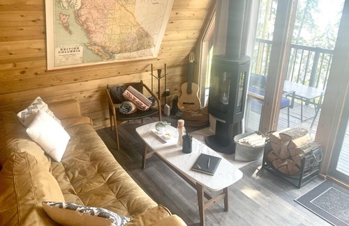 Celista Casa | Bayside Estate - Semi-Waterfront - Shuswap Vacations & Sledding Accommodation