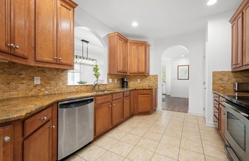 Sun Ridge Casa | Bayside Resort: Beautiful 5 Bedroom House -close to pools!