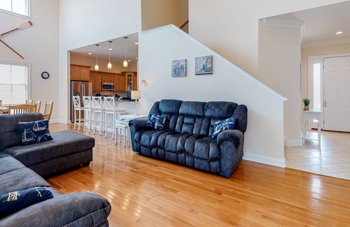 Sun Ridge Casa | Bayside Resort home close to the beach with shared pools & sauna - dogs OK
