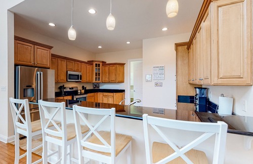 Sun Ridge Casa | Bayside Resort home close to the beach with shared pools & sauna - dogs OK
