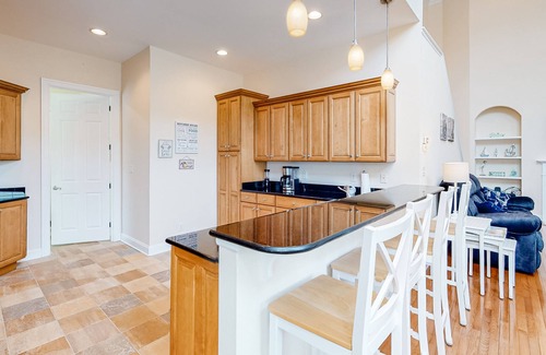 Sun Ridge Casa | Bayside Resort home close to the beach with shared pools & sauna - dogs OK
