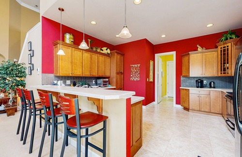 The Commons Casa | Bayside Resort home with sunroom plus pools, gym, hot tub, & sports courts