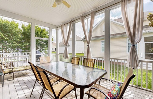 The Commons Casa | Bayside Resort home with sunroom plus pools, gym, hot tub, & sports courts