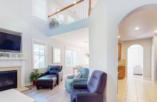 Sun Ridge Casa | Bayside Resort house with free WiFi, shared sauna, basketball court, and gym