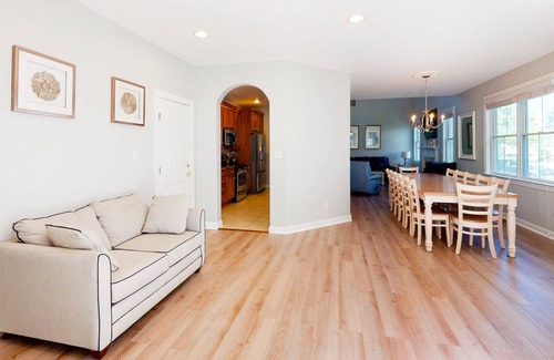 Sun Ridge Casa | Bayside Resort house with free WiFi, shared sauna, basketball court, and gym