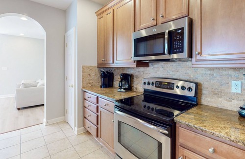 Sun Ridge Casa | Bayside Resort house with free WiFi, shared sauna, basketball court, and gym