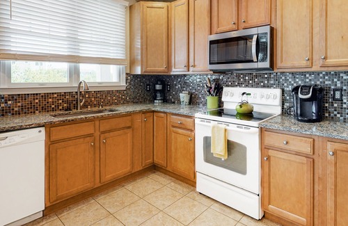Sun Ridge Casa | Bayside Resort townhouse w/ gym, private gas grill, pool, and free WiFi