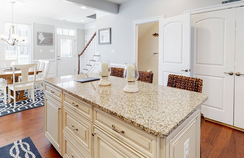 Sun Ridge Casa | Bayside Resort townhouse with hot tub/pool access, AC - close to beach
