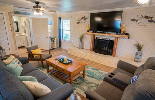 Magnolia Bluffs Casa | 20% OFF August! Bayside Retreat w/ bay access! Dogs OK, Lots of Wildlife!!