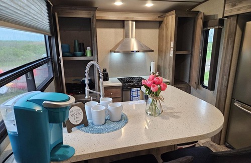 Port Bolivar Casa | Bayside Serenity – Sprinter 5th Wheel - Sleeps 4