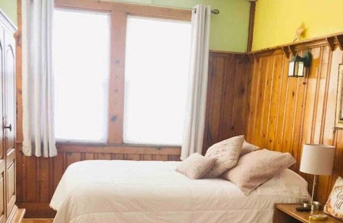 Potowomut Casa | Bayview Beach Flat - 1 min Walk to Beach