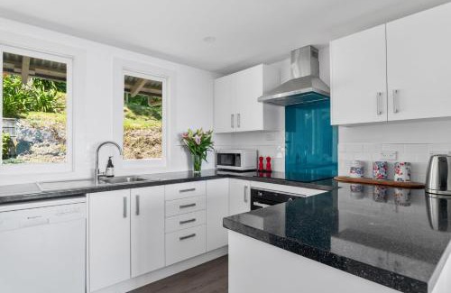 Nelson Casa | Bayview Bungalow - Nelson Holiday Home