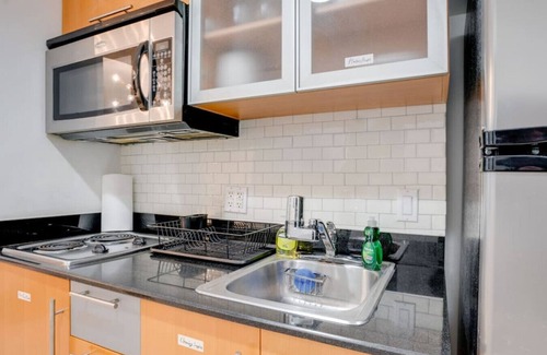 Edgewater Condominio | Bayview Grand Studio Apt w/Private Balcony