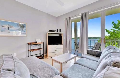 St. Petersburg - Clearwater Apartamento | Bayview Oceanside Condo with Pool and Private Balcony
