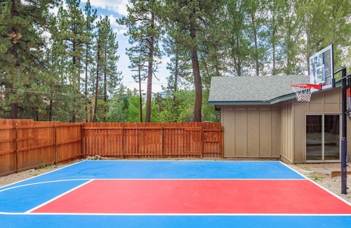 Summit Estates Cabina | Piscina cubierta, BBCourt, putting green Sleeps 16 5b Sala de juegos