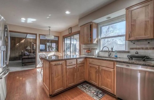 Overland Park Casa | BBQ, Smart T.V. WiFi, Nearby Park, Gym, kids activities