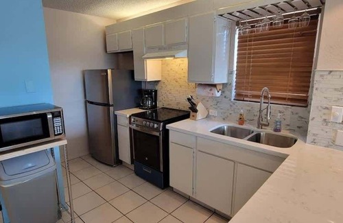 South Padre Island Condominio | Beach access Condo Nice pool/hot tub area w/bbq 2 Bedroom Home by RedAwning