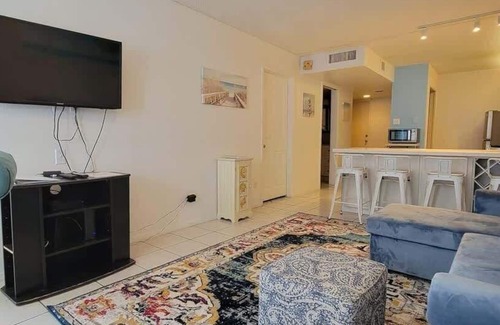 South Padre Island Condominio | Beach access Condo Nice pool/hot tub area w/bbq 2 Bedroom Home by RedAwning