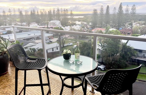 Yamba Apartamento | Beach and town apartment with great views