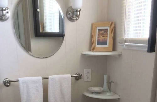 West Cape May Apartamento | BEACH, BIRDING, SIGHTSEEING, theater, WINERIES, breweries, distilleries, carriage rides...SHOP local favorites from art to honey.