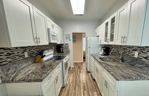 Hollywood South Central Beach Cabaña | Beach Bliss 2/2 for 4-Pool-Beach 30 Steps