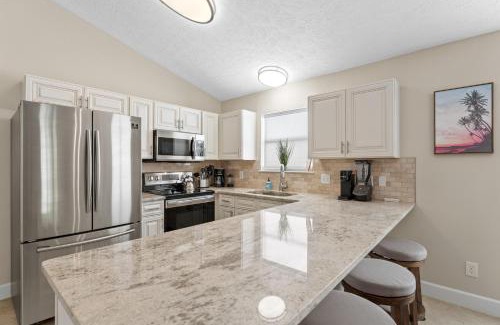 Panama City Beach Casa | Beach bliss awaits! - Beach, Pools, Tiki-Deck, Arcade, Putting green, Family Fun!