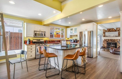 Los Angeles County Casa | Beach Breeze Bungalow | 1.3Miles To Beach | Cozy