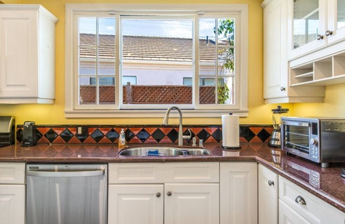 Los Angeles County Casa | Beach Breeze Bungalow | 1.3Miles To Beach | Cozy