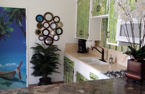 Bakersfield Casa | Bakersfield Beach Bungalow con garaje adjunto, puerta para mascotas y carrera de perros