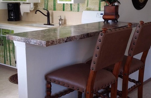 Bakersfield Casa | Bakersfield Beach Bungalow con garaje adjunto, puerta para mascotas y carrera de perros
