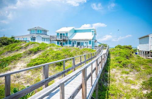 Caswell Beach Casa | Beach Buzz by Oak Island Accommodations