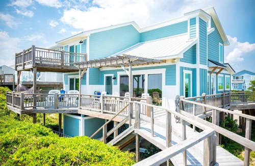 Caswell Beach Casa | Beach Buzz by Oak Island Accommodations
