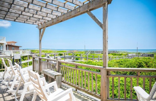 Caswell Beach Casa | Beach Buzz by Oak Island Accommodations