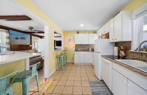North Carolina Coast Cabaña | Beach Cabin - perfect for your family getaway! Pet Friendly! by RedAwning