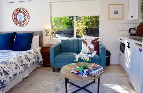 Paraparaumu Beach Casa | Beach, Cafes, Golf, Sun & Privacy at Paraparaumu Beachside Studio w sea view