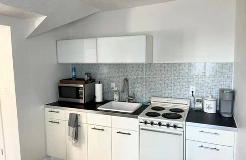 Michigan City Apartamento | Beach Condo I Steps From Lake Mich