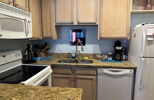 Corpus Christi Condominio | Beach Condo-WiFi,4 min walk to water,sleeps 3+,Hot tub,pool,gym,sauna,car wash!