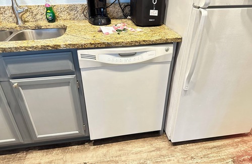 Corpus Christi Condominio | Beach Condo-WiFi,4 min walk to water,sleeps 3+,Hot tub,pool,gym,sauna,car wash!