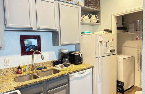 Corpus Christi Condominio | Beach Condo-WiFi,4 min walk to water,sleeps 3+,Hot tub,pool,gym,sauna,car wash!