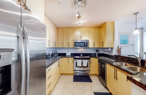 Sandbridge Condominio | Beach condo with pool views, balcony, outdoor pool & gym