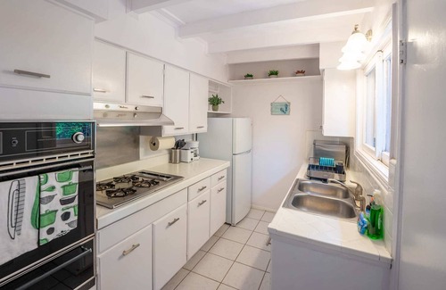 Beach Barber Tract Apartamento | Beach Cottage 2 Bedrooms above Marine Street!