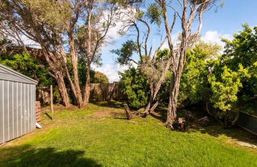 Tootgarook Casa | Beach cottage, 4 mins to sea with spacious garden