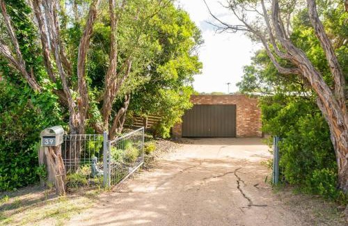 Tootgarook Casa | Beach cottage, 4 mins to sea with spacious garden