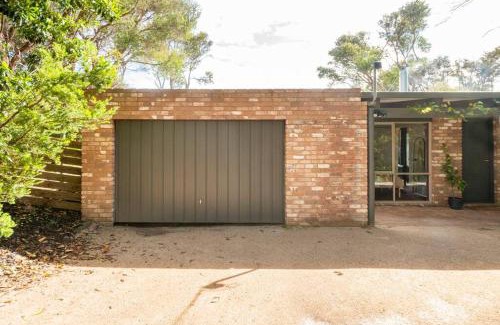 Tootgarook Casa | Beach cottage, 4 mins to sea with spacious garden